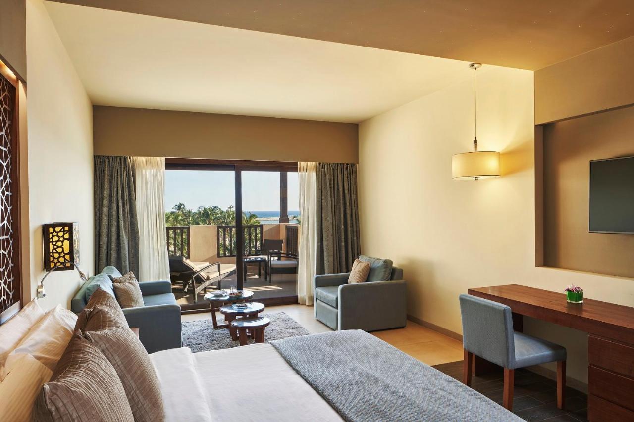 Fanar Hotel & Residences Salalah Exterior foto A room at the hotel