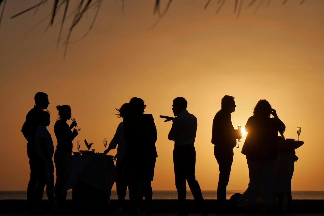 Fanar Hotel & Residences Salalah Exterior foto Sunset at the beach