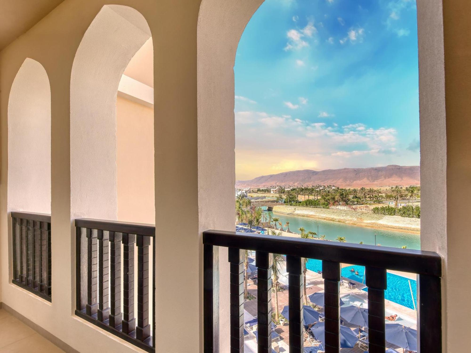 Fanar Hotel & Residences Salalah Exterior foto View from the balcony of a suite at the Hilton Palm Springs